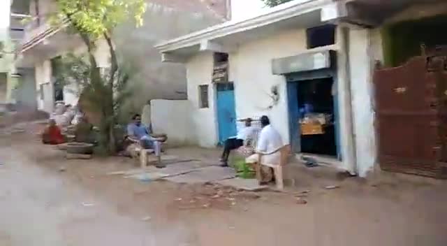 👉 सतना पुलिस बेखबर कोरोना कर्फ़्यू के नियम की उड़ रही धज्जियां 👈
जहा एक तरफ पूरा बाजार बंद हैं 
#mediapower@