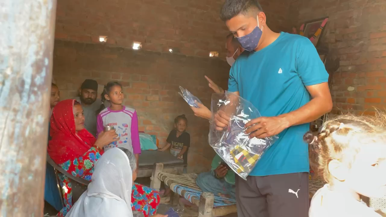 26.04.2021
आज युवा कांग्रेस साथियों संग लोगो की मदत हेतु मास्क वितरित कर कोरोना माहामारी की गाइडलाइन का पालन हेतु आग्रह किया !
मेरा मास्क- मेरी सुरक्षा !
#pradeepnegi
