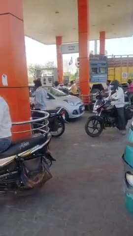 लाडपुरा: कोटा यूनिवर्सिटी के सामने पेट्रोल पंप पर pertol  भहराने के लिये लाइने लगी #कोटा #rajashtan