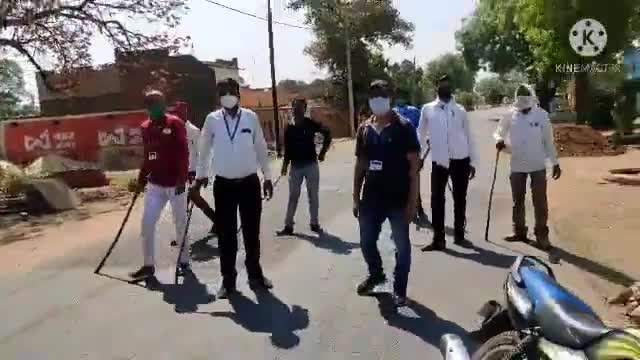 ग्राम पंचायत #समर्रा में चलाया जा रहा रोको टोको अभियान जिला #प्रशासन की टीम रही मौजूद।