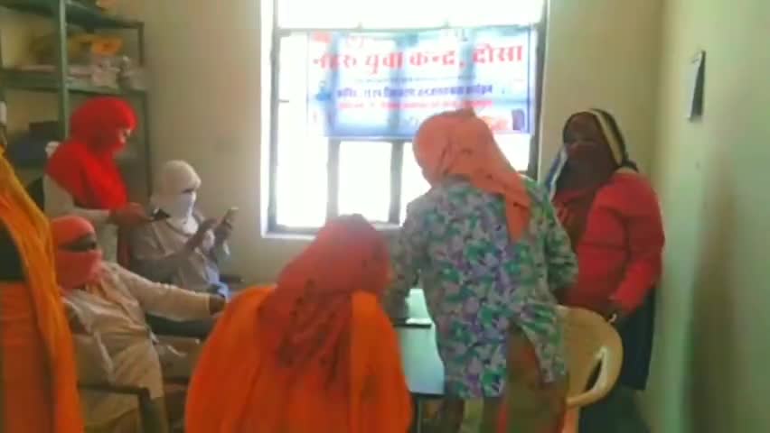 कोरोना टीकाकरण एंव मुख्यमंत्री चिरंजीवी स्वास्थ्य बीमा योजना के बारे में ग्रामीणों को जागरूक किया |
#Vaccination
#Aware