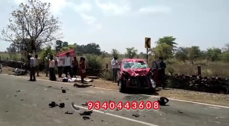 तेज रफ्तार कार ने बाईक को सामने से मारी सीधी टक्कर,बाईक सवार घायल 
#durghatna #rehli
