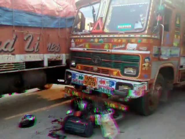 जमशेदपुर// सरायकेला खरसावां जिले के चांडिल गोलचक्कर के पास ट्रक ने बाइक को मारा टक्कर।
#हादसा #दुर्घटना #surajbanerjee