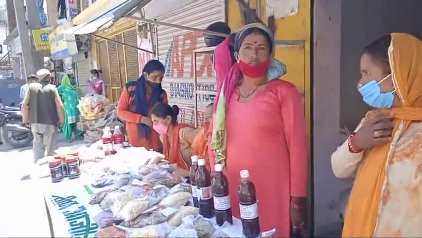 रेणुका: मंडोली की महिलाओं ने अपने #लोकल प्रोडक्टस बेचने के लिए बस अड्डा बाजार संगड़ाह में लगाई #प्रदर्शनी