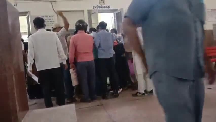 मुरादाबाद: moradabad railway main hospital mai koi bhe social distancing ka rule follow nhi ho raha hai  moradabad #coronawarrios