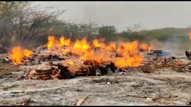 Corona Update_ Collective last rites in Beed, Maharashtra, बैग में ठूंसकर 22 शव को एक साथ फूंक दिया था।
#covid19_india