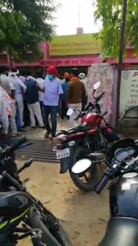 मिर्ज़ापुर: Phc vijaypur me corona chekup ke liye aaye patient ki lambi लाइन ki कतारें मे लगे हुए मरीज़#30/4/2021ko ###anup KUMAR @@