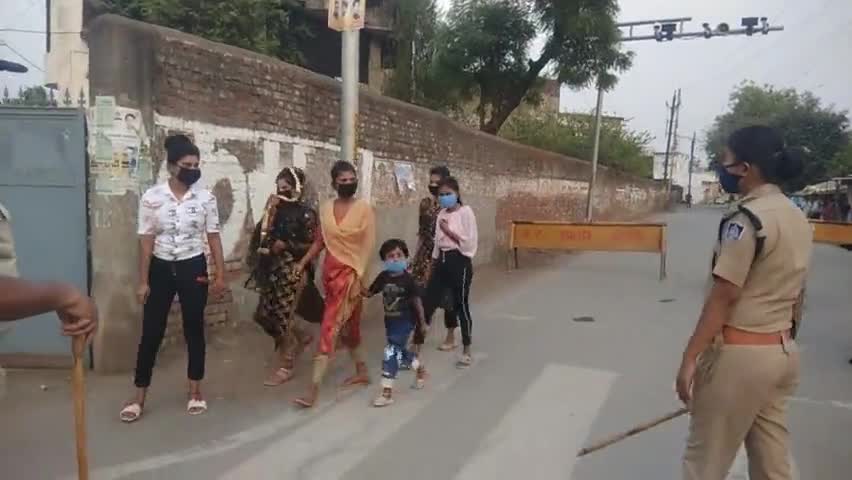 नियम का उल्लंघन कोई भी नहीं कर सकता चाहे वह पुरुष हो या नारी
कानून सबके लिए बराबर है
#mediapower