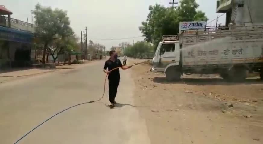 जावर: कोरोना संक्रमनो से बचाव हेतु भाजपा युवा नेता वीरेन्द्र सिंह ठाकुर ने जावर नगर में सैनीटाइजर का छिड़काव किया #सुंदर पहल