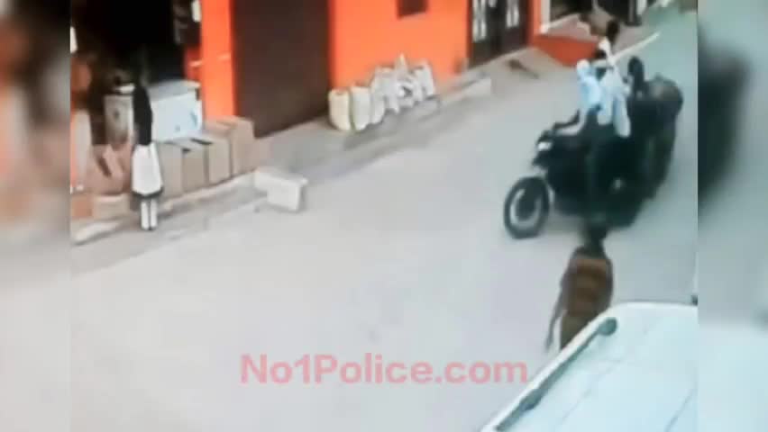 कोरोना कर्फ्यू की सख्ती के बीच,आनंदनगर में घर के बाहर फल खरीद रही महिला की बाइक सवार बदमाशों ने चैन लूटी
#gwalior #loot