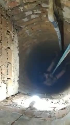 Dekhiye kaise utarta hai 40-50 feet ki gehrai me 
#well #water #pakur