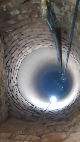 dekhiye kitna niche khada hai veer yodha.. salaam hai karmveero ko.. kya aap dekh pa rahe hain

#pakur #well #water