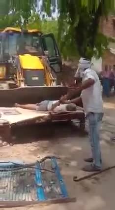 देख तेरे संसार की हालत क्या हो गई भगवान कितना बदल गया इंसान।

#शर्मनाक_तरीका     #अंतिम_संस्कार