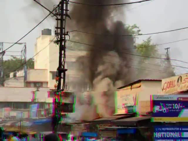 जमशेदपुर// टैंक रोड स्थित दुकानों में लगी आग 10 लाख रुपए के सामान जल कर हुए राख। #हादसा #surajbanerjee