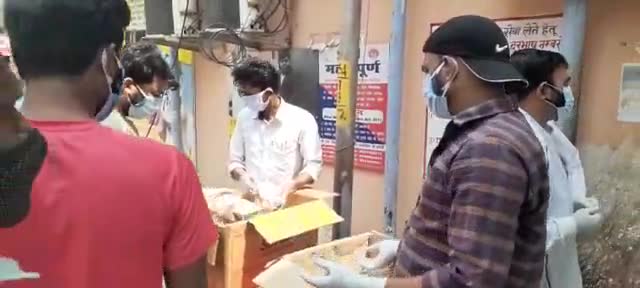 ABVP Patna द्वारा #PMCH के इमरजेंसी वार्ड के गेट पर कोरोना मरीजों के परिजनों को भोजन दिया गया।