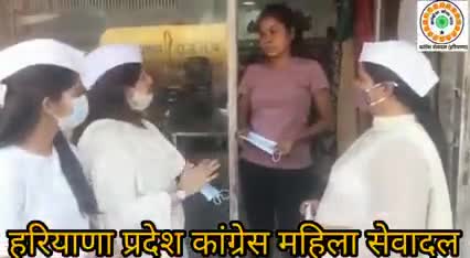 #महिलासेवादल_हेल्पडेस्क कांग्रेस महिला सेवादल अध्यक्ष सुनीता शर्मा जी ने सेनिटाइजर व मास्क बांट लोगो को जागरूक किया।