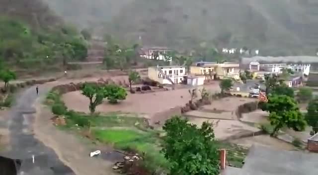 चिन्यालीसौड़: #chinyali sour ke kumrada village me badal fhata #chinyali #aapda