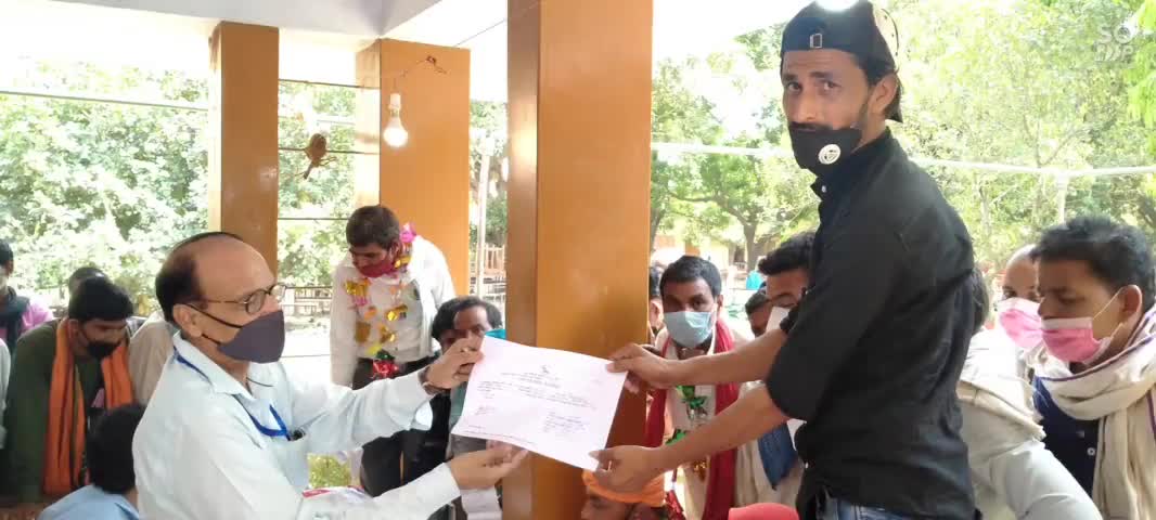 #विकाश खण्ड शिवपुर में हो रही मतगणना, मास्क के प्रति लापरवाह दिखे सुरक्षाकर्मी व लोग।