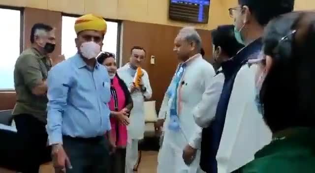 #SachinPilot ने ली सीएम #अशोकगहलोत पर चुड़की - आप मास्क तो लगाओ #सरकार।#lekhrajkasana कुछ दिनों पूरा #video