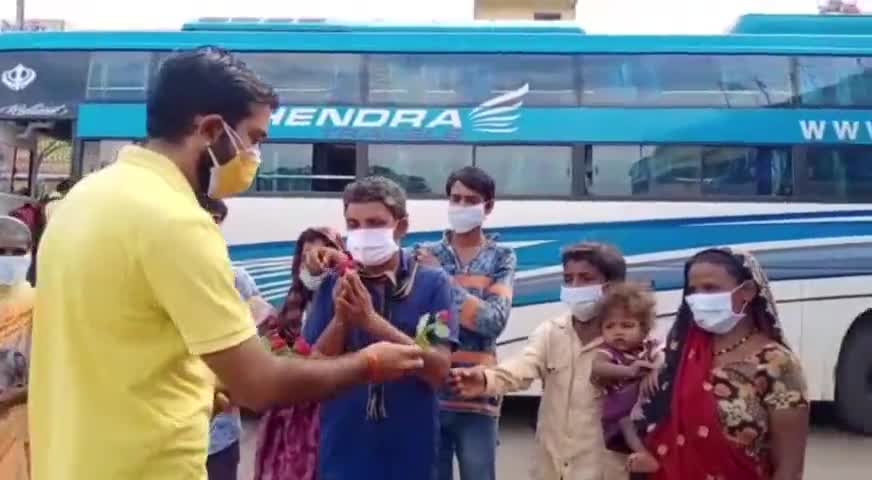 जगदलपुर: जगदलपुर में फंसे यूपी के मजदूरों को बस्तरिया बैक बेंचर्स ने प्रशासन की मदद से भेजा उनके घर #covid19_lockdown
