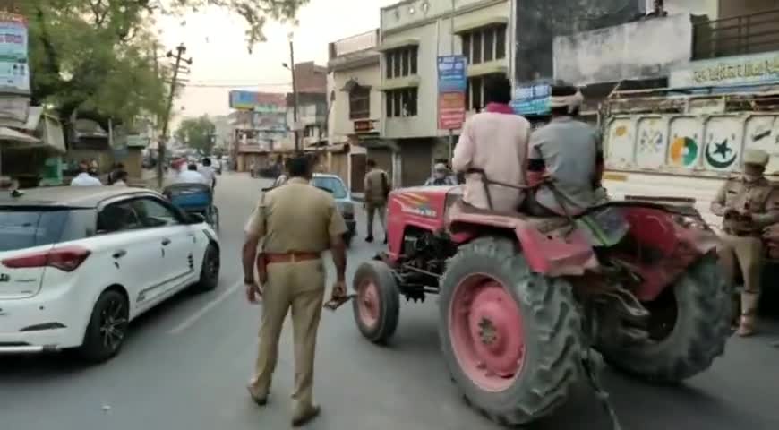 दरगाह थाना अंतर्गत चांदपुरा तिराहा  पर लगा चेकिंग अभियान काटे गए 35 वाहन के चालान लगभग 6500 रुपए के #brh#news#bahraich