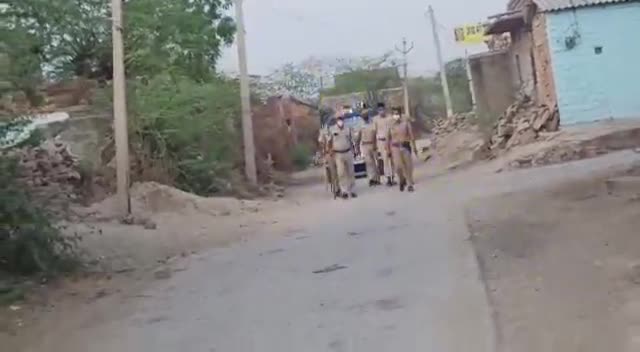 सतलाना कस्बे में गलियों में जाकर रूट मार्च निकाल रहे है लूणी थाना अधिकारी श्री परमेश्वरी #jodhpur_police