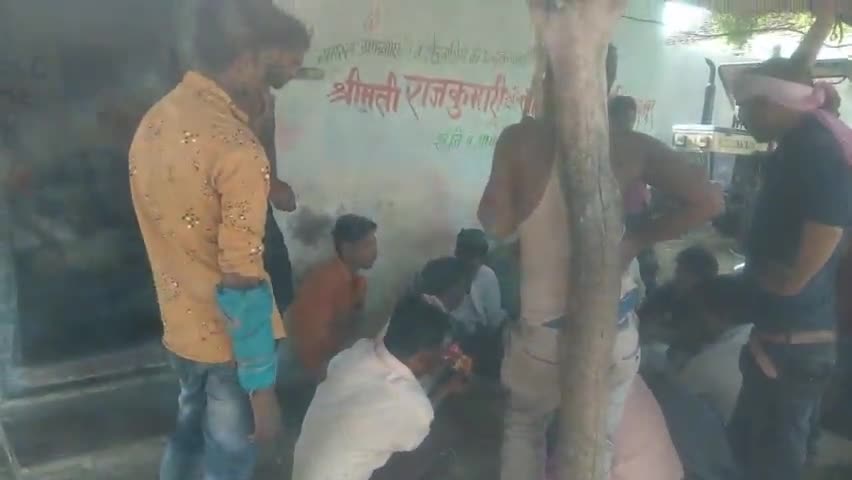 ग्राम पिपरट मैं व्यक्ति नहीं कर रहे फेस मास्क का प्रयोग उड़ा रहे सोशल डिस्टेंसिंग की धज्जियां
#सोशल_डिस्टेंस
#फेस_मास्क
