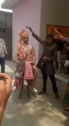 शादी में घोडी वाले ने हाँ नहीं की तो गधे से काम चला लिया..🤣 #कोरोनाकाल #narsinghpur #wedding #lockdownwedding #marriage