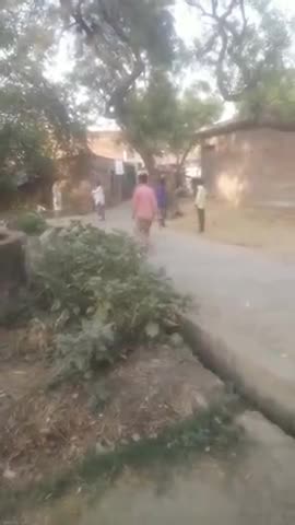 #barabanki #kothi कस्बे में लगाई जा रही थी #बाजार मौके पर #पहुंची #पुलिस ने सबको  #खदेड़ा मच गया #हड़ताल/