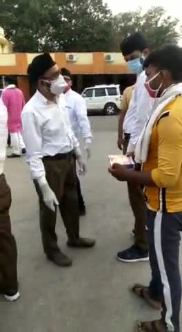 मैनपुरी: L2मैनपुरी जिला अस्पताल में राष्ट्रीय स्वयंसेवक संघ के स्वयंसेवकों द्वारा भोजन वितरण किया गया
#RSS #seva_bharti #Mainpuri