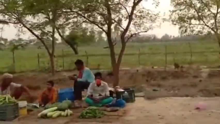 जनपद बहराइच अंतर्गत रामगांव थाने के तहत आने
वाले गम्भीरवा बाजार हाईवे पर सजी हुई है बाजार 
#brh# कोविड-19#baraichnews