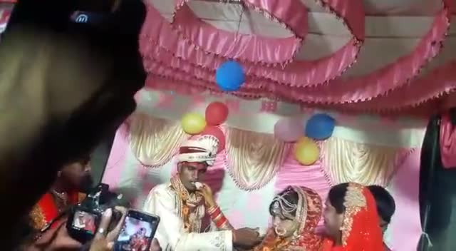 जयमाला के समय ही दुल्हे ने दुल्हन को जड़ा जोरदार थप्पड़ #shadi #jaymal #ajab_vivah  विडियो कहा का है ऐ आपको नही बता सकते