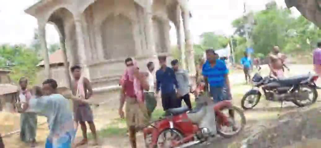 पश्चिम बंगाल में फिर बवालः विदेश राज्यमंत्री वी मुरलीधरन के काफिले पर हमला, सामने आया वीडियो
#vedantsamachar #bangal
