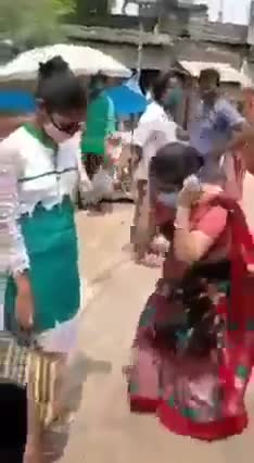 #TMC नेता इस #औरत को इसलिए मार रही थी की उसने #वर्धमान मे #बीजेपी को सपोर्ट किया
पर #कॉंग्रेस व #अवार्ड_वापसी_गैंग मर गए