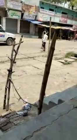 गरखा: lockdown #ko#sakhti# se#palan#kare#ke liye police ne ladhijcharge ki#Garkha#covid19