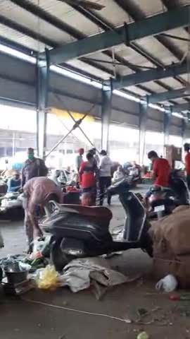 रोहतक: नई सब्जी मंडी में COVID  महामारी के चलते लोग सावधानी से जरूरत का समान लेते नजर आए #कारोबार#सब्जीमंडी #व्यपार #रोहतक