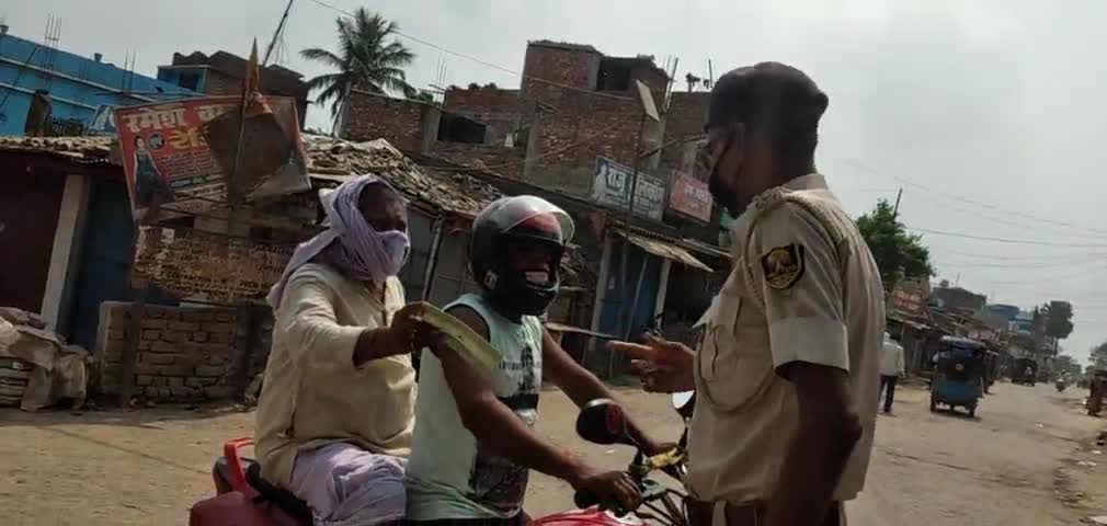 कहरा: सोनबरसा कचहरी था#ना क्षेत्र में पुलिस कोरोना को लेकर बरती सख्ती..... आने जाने वाले लोगो को लिया जमकर क्लास.....