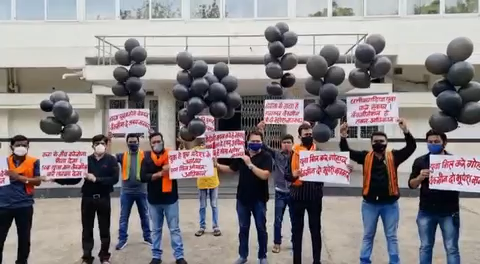 18 वर्ष से 44 वर्ष कि आयु के व्यक्तियों का टीकाकरण निरस्त करने के विरोध में नाकाम भूपेश सरकार के खिलाफ..

#BlackDayForChhattisgarh