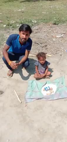 बरूराज के स्लम क्षेत्र में बिहार छात्र संघ के जिला उपाध्यक्ष तैयब खान के द्वारा खाने पीने का सामान वितरण किया गया #Crona
