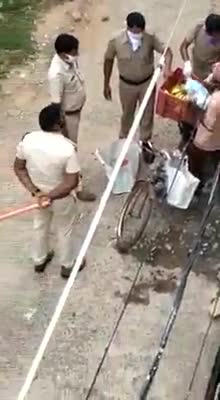 #पुलिस के द्वारा किया गया यह कार्य #अमानवीय है।यह वीडियो जहां की भी है इसकी  कड़ी निंदा करता हूं।