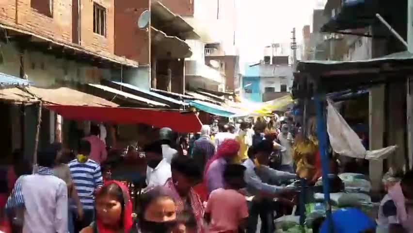 सेवराई: भदौरा बाजार में खरीदारों की उमड़ी भीड़, सोशल डिस्टेंसिंग का किया गया उल्लंघन #सोशल_डिस्टेंसिंग
