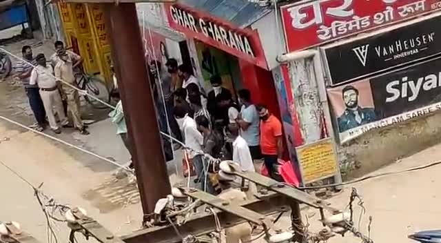 फारबिसगंज: violation  of law and order at Forbesganj . they were dealing  more than 40 customers. #coronabreaking  #forbesganj