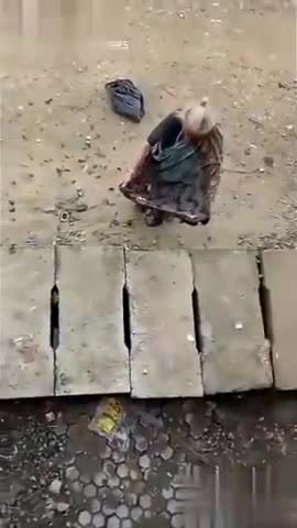 गरीब दुआएं देता है बद्दुआ नही। इस लॉकडॉन मे गरीबों की मदद करे जिनके पास पैसा है पैसों से मदद करें। #India #Lockdownhelp
