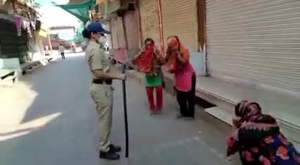 लड़कियाँ और महिलाएँ भी बाहर न निकले बेवजह नहीं तो कसरत करनी पड़ सकती है।
#lockdown2021