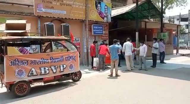 #ABVP PATNA के कार्यकर्ता प्रतिदिन #PMCH  में कोरोना मरीजों के परिजनों को करा रहे हैं भोजन