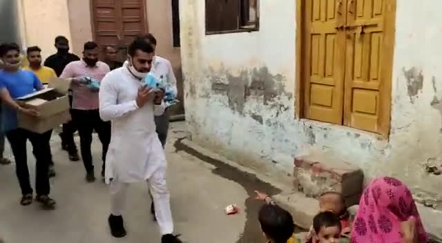 गांव पाडला में बांटे सैनिटाईजर व मास्क किट
युवा भाजपा नेता #गौरव #मित्तल #पाडला ने