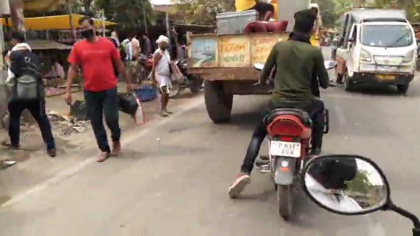 भोजपुर :- गड़हनी बाजार में नही हो रहा है लाँकडाउन के नियमों का पालन, भीड़ से हो रहा है लोगो का बुरा हाल #lockdown2021