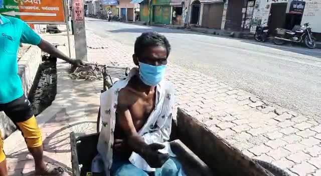 #कमालगंज गंभीर चोट लगने से #रिक्शा गाड़ी से पहुंचा घायल #सीएचसी डॉक्टरों ने नहीं किया #इलाज वीडियो सोशल मीडिया पर वायरल
