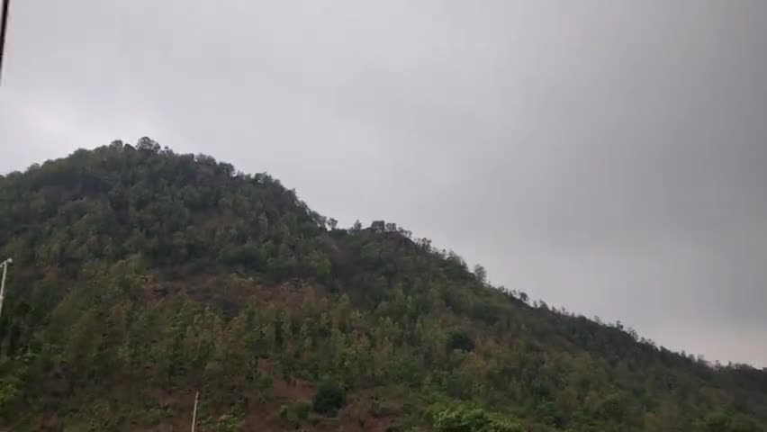 लातेहार: वषोॅ आना सुरू, बादलों की गड़गड़ाहट के साथ,आसमान में बादल छये है रिमझिम वषोॅ आये है #ऋतु #वषाॆ #मौसम