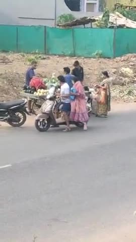 #prashasan ke baar Baar mana karne ke Baad bhiLagta hai gouthana mein Road par sabji bajar